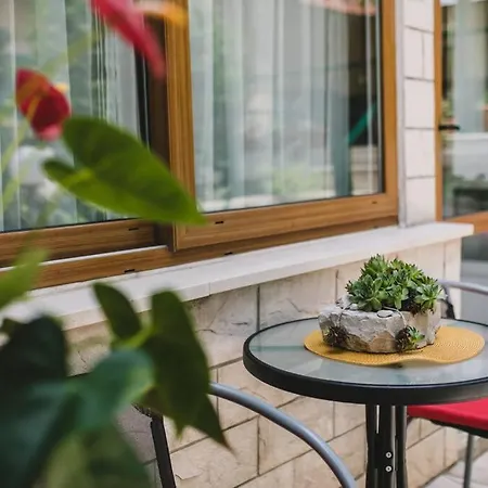 Marjan Hill 3-br Apt,5 Guests Private Garden Near Apartman *