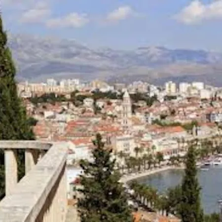 Marjan Hill 3-br Apt,5 Guests Private Garden Near Apartman *