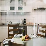 Marjan Hill 3-br Apt,5 Guests Private Garden Near Apartamento *