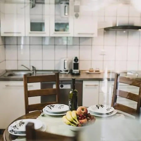Marjan Hill 3-br Apt,5 Guests Private Garden Near דירה *