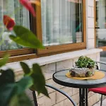 Marjan Hill 3-br Apt,5 Guests Private Garden Near 아파트 *