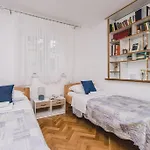 Marjan Hill 3-br Apt,5 Guests Private Garden Near 아파트 *
