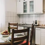 Marjan Hill 3-br Apt,5 Guests Private Garden Near Apartman *