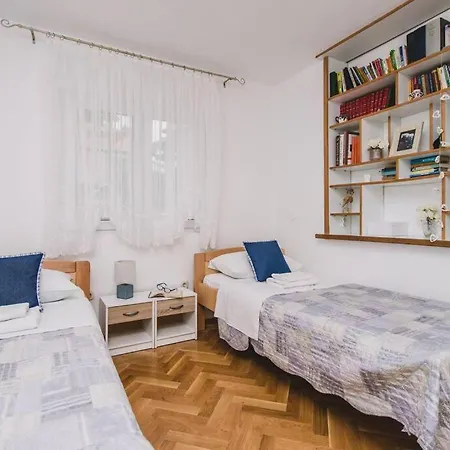 Marjan Hill 3-br Apt,5 Guests Private Garden Near Διαμέρισμα *