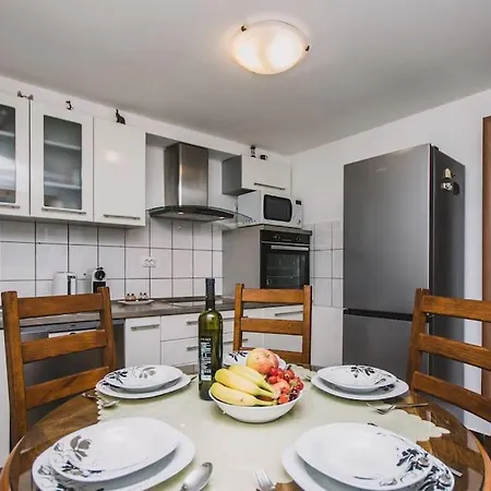 Marjan Hill 3-br Apt,5 Guests Private Garden Near Σπλιτ