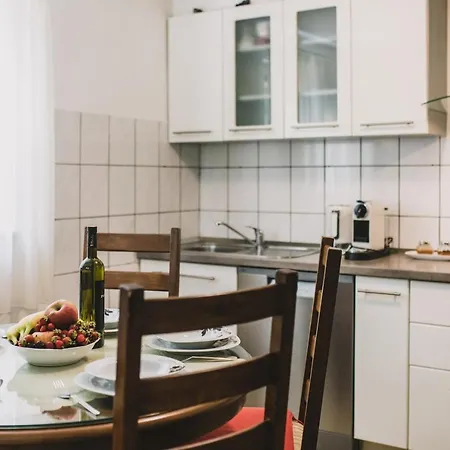 Marjan Hill 3-br Apt,5 Guests Private Garden Near Apartment *