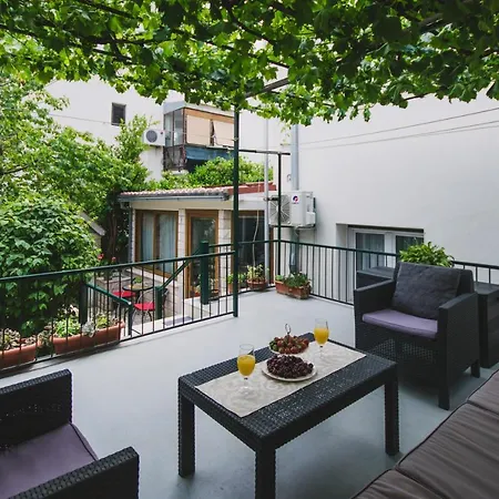 Marjan Hill 3-br Apt,5 Guests Private Garden Near Διαμέρισμα *