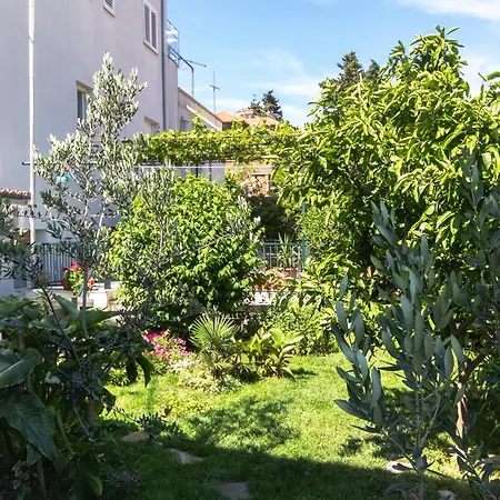 Marjan Hill 3-br Apt,5 Guests Private Garden Near *