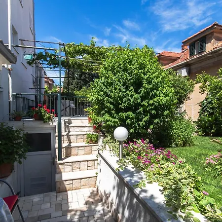 Marjan Hill 3-br Apt,5 Guests Private Garden Near