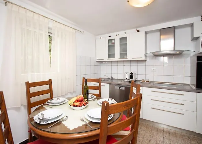 Marjan Hill 3-br Apt,5 Guests Private Garden Near *