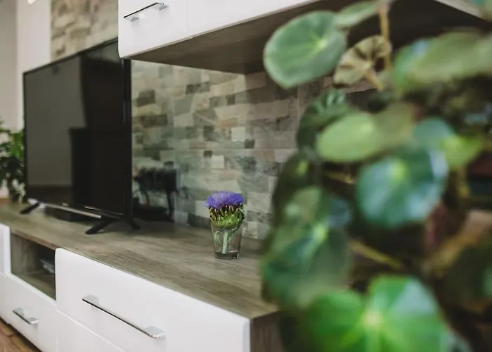 Marjan Hill 3-br Apt,5 Guests Private Garden Near *