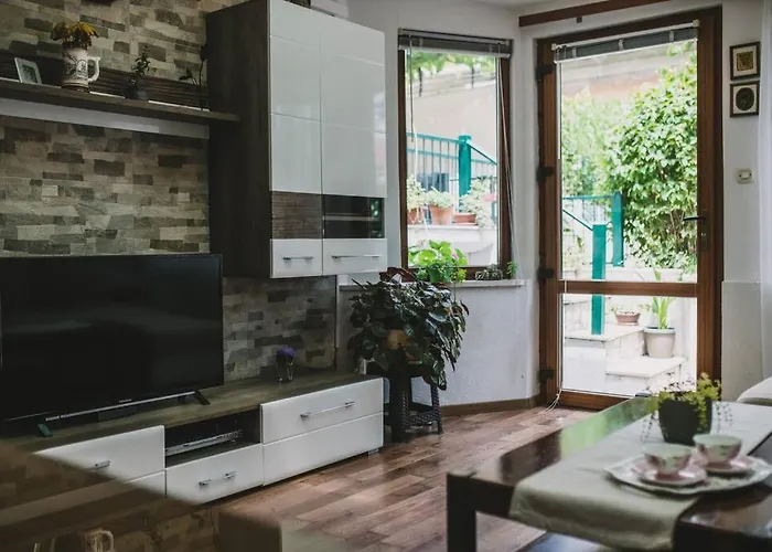 Marjan Hill 3-br Apt,5 Guests Private Garden Near * Split