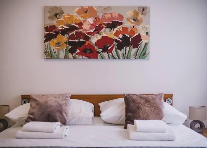 Marjan Hill 3-br Apt,5 Guests Private Garden Near