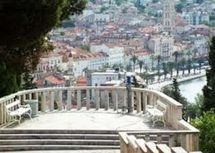 Marjan Hill 3-br Apt,5 Guests Private Garden Near * Split