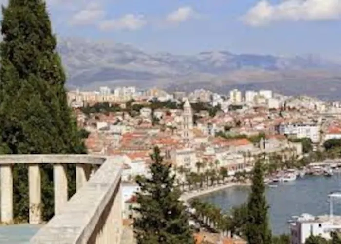 Marjan Hill 3-br Apt,5 Guests Private Garden Near Lägenhet *