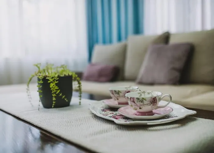 Marjan Hill 3-br Apt,5 Guests Private Garden Near