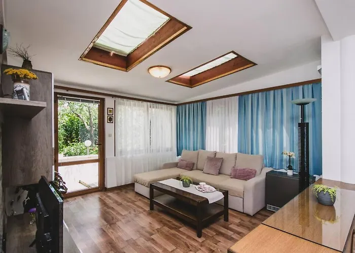 Marjan Hill 3-br Apt,5 Guests Private Garden Near *