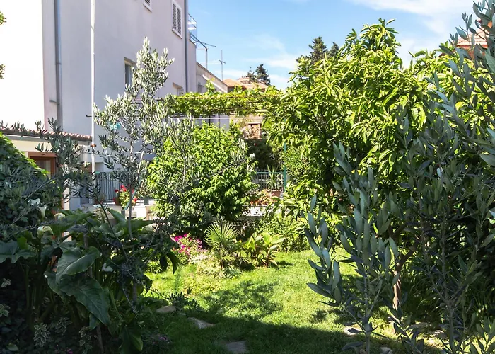 Marjan Hill 3-br Apt,5 Guests Private Garden Near *