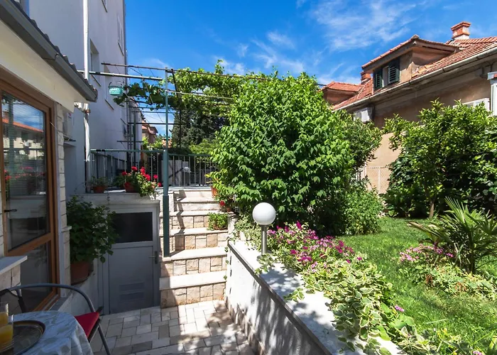 Marjan Hill 3-br Apt,5 Guests Private Garden Near