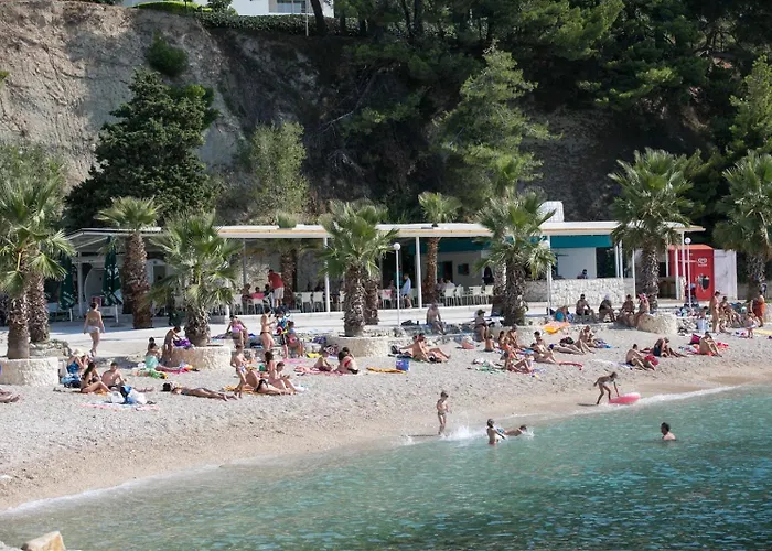 Marjan Hill 3-br Apt,5 Guests Private Garden Near * Split